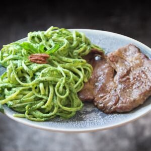 Tallarines Verdes con Bistec (disponible ciertos días)